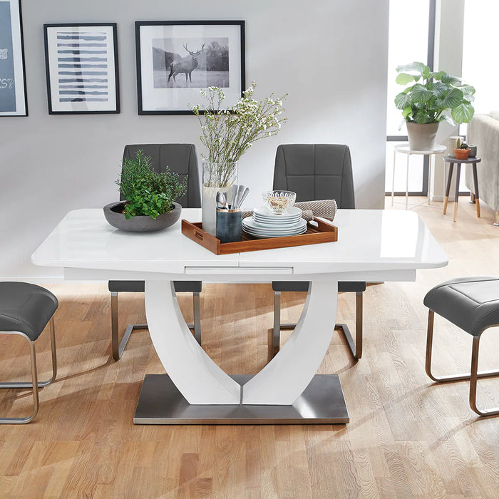 Bővíthető étkezőasztal székekkel modern otthonokba